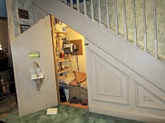 Harry Potter‘s room under the staircase, Warner Bros Harry Potter Studios 01.jpg