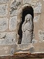 Statuette de la Vierge sur le tympan.