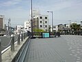 福島橋西側の歩道。人柱の跡地を避けて大きくカーブして設計された。2008年10月撮影。