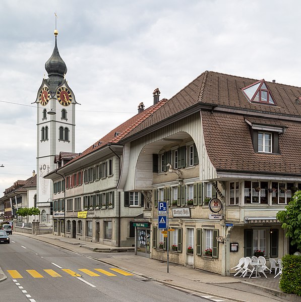 File:Huttwil - Marktgasse mit Wirtschaft Rössli und Reformierte Kirche.jpg