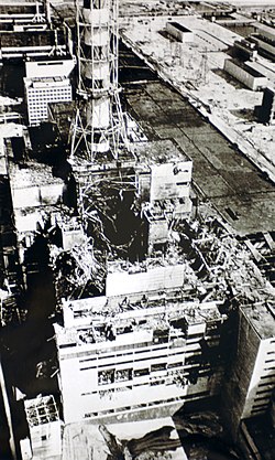 Čtvrtý blok černobylské elektrárny po začátku výstavby sarkofágu