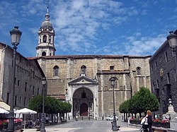 Azkoitian keskusaukio, taustalla Andre Mariaren Jasokundearen eliza (Iglesia de Santa María la Real).