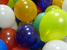 Ensemble de ballons de baudruche diversement colorés.