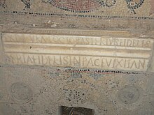 Inscription de marbre insérée dans une mosaïque