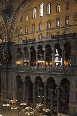 Santa Sofia, embora utilizada como mesquita no passado e atualmente abrigar um museu, ainda mantém alguns de seus antigos mosaicos.