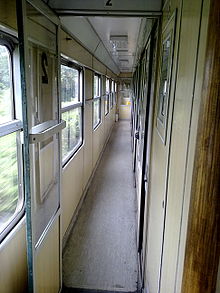 Corridoio di una carrozza in configurazione mista di prima e seconda classe delle Hrvatske Željeznice (Ferrovie Croate)