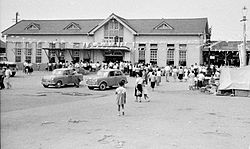 1964年の石巻川開き祭りの日の石巻駅（汽車駅側）