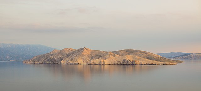 Вид с острова Крк на остров Првич в заливе Кварнер у побережья Хорватии
