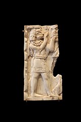 Plaque: personnage masculin égyptisant levant les bras