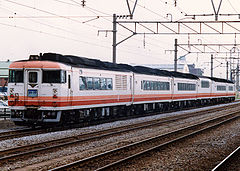 KiHa 183 series 6-car DMU in revised livery, 1990