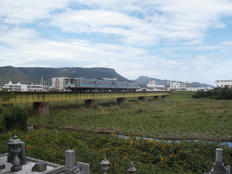 ファイル:JR Shikoku Kotoku line crossing Kasuga river.jpg