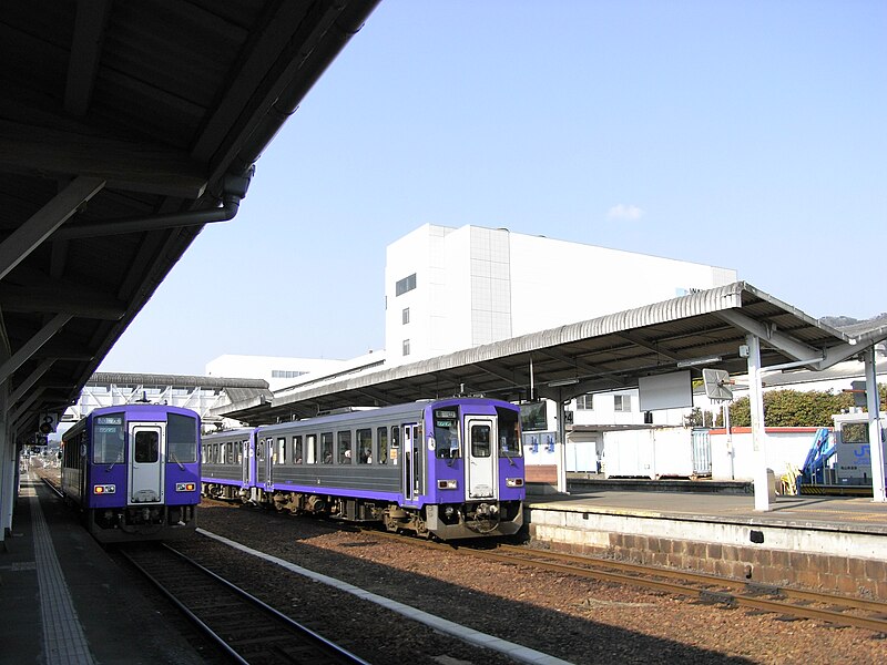 File:JR West 120 DMU at Iga-Ueno Station 2.jpg