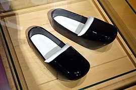 Asagutsu – obuwie kapłana wykonane z drewna paulowni, pokryte laką