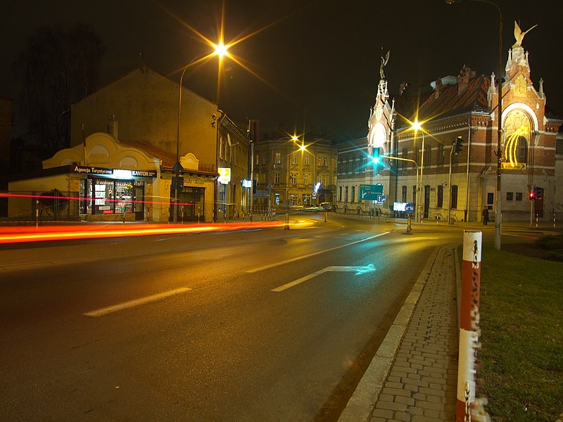 File:Jarosław, centrum města, ulice Mickiewicza, noční provoz.JPG