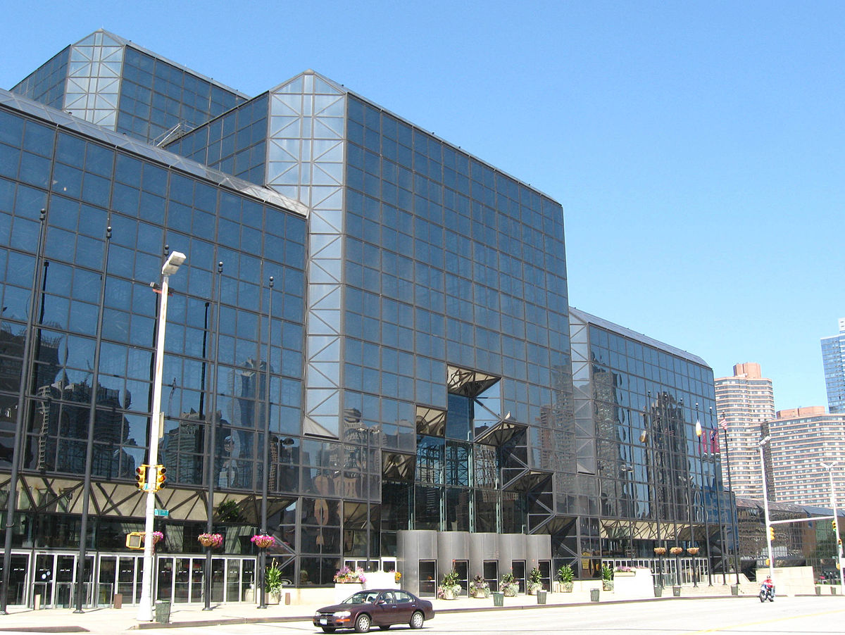 https://upload.wikimedia.org/wikipedia/commons/thumb/8/87/Javits_Center_11av_jeh.JPG/1200px-Javits_Center_11av_jeh.JPG