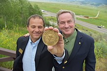 Steve Seamons, diretor de arte da vida selvagem do Museu Nacional, e Joel Sartore, fotógrafo da National Geographic, posam com a Medalha Rungius em junho de 2017.