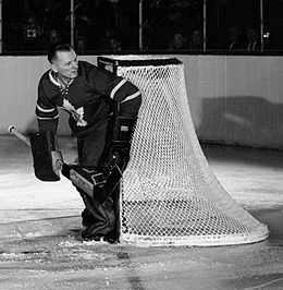 Görüntünün açıklaması Johnny Bower in goal.jpg.