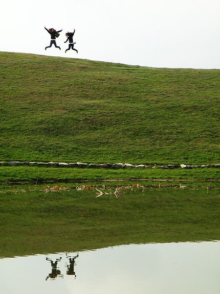 File:Jumping girls.jpg