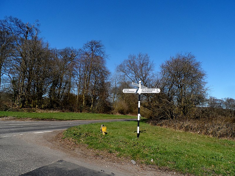 File:Junction and fingerpost near to Hampden House - geograph.org.uk - 3894506.jpg