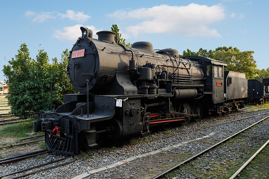 https://upload.wikimedia.org/wikipedia/commons/thumb/8/87/Kaohsiung_Taiwan_Steam-Locomotice-DT-609-01.jpg/1024px-Kaohsiung_Taiwan_Steam-Locomotice-DT-609-01.jpg