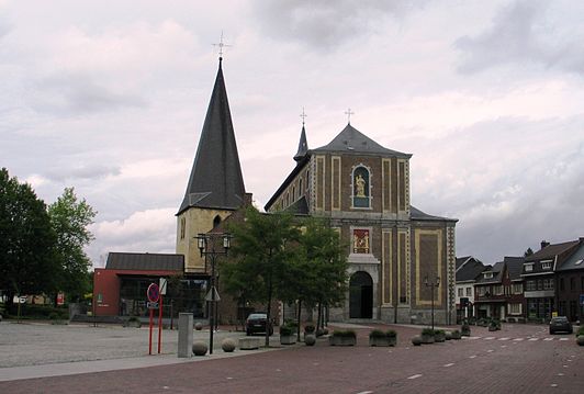 Kerk van Zonhoven met links de oude toren