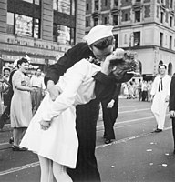 Okamžik polibku při oslavě Dne vítězství, velmi podobný tomu, jak jej zachytil Alfred Eisenstaedt