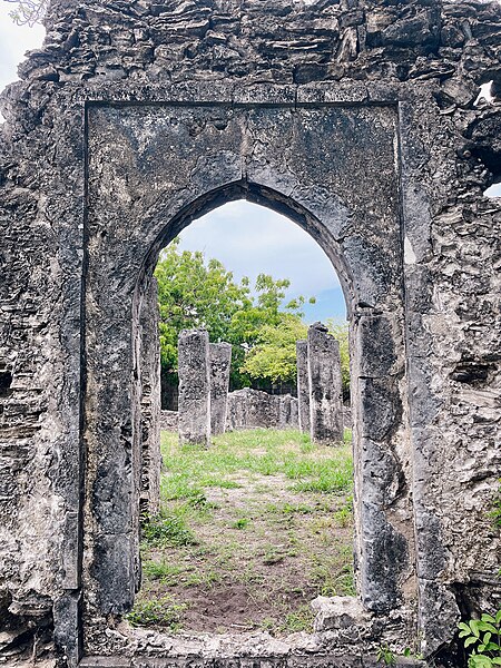 File:Kunduchi Ruins Mosque.jpg