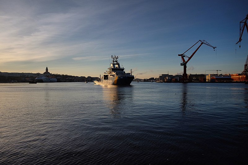 File:Kustbevakningsfartyg, Göta älv (redigerad).jpg