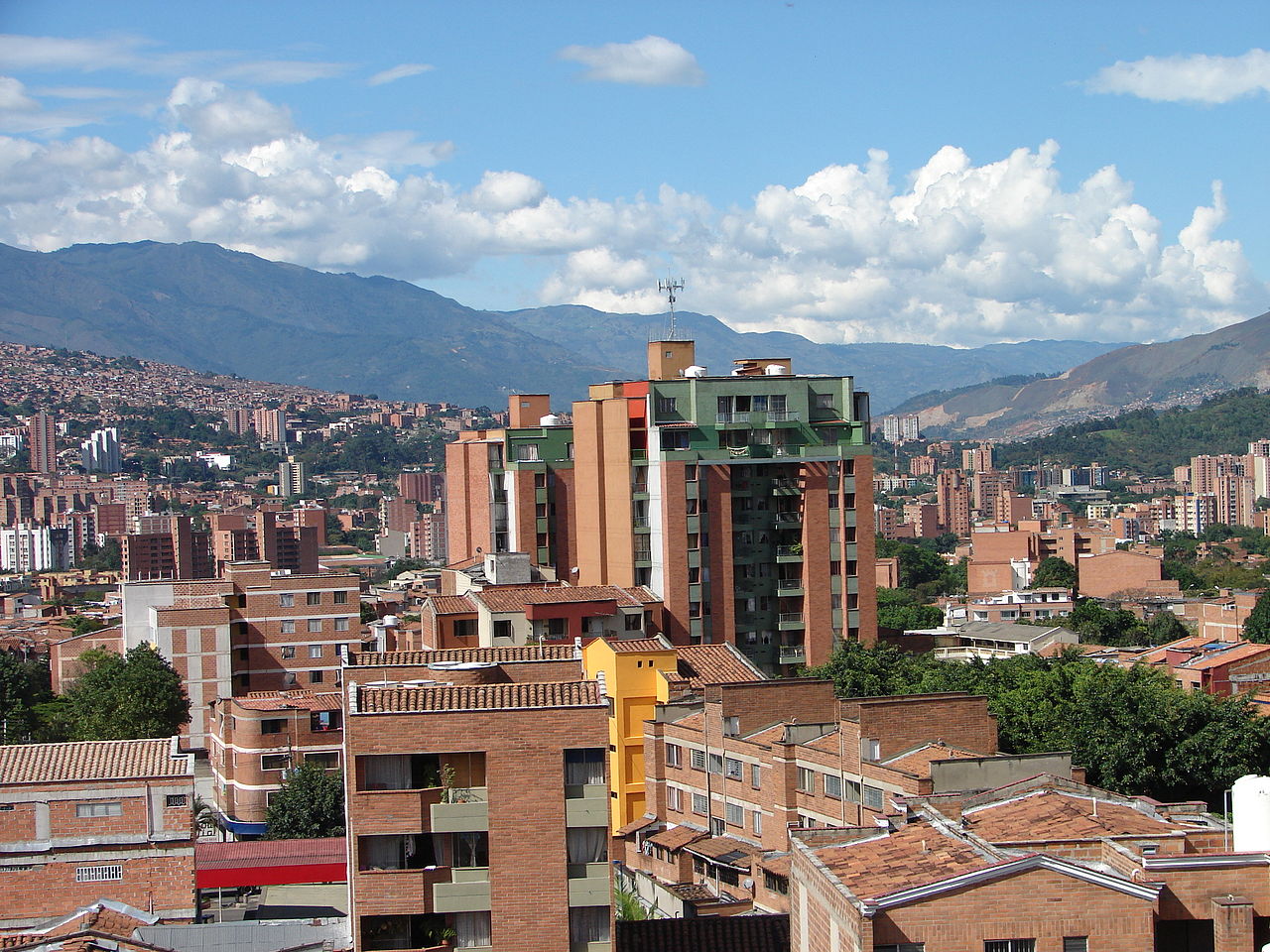File:La América, Medellín,  - Wikimedia Commons