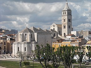La Cattedrale di Barletta vista dal castello 2.jpg
