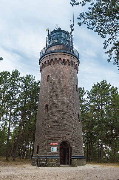 File:Latarnia morska Czołpino widziana od strony ścieżki.jpg