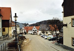 Vue du marché avec un château en arrière-plan