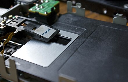 How the read-write head is applied on the floppy
