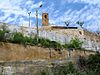 Vista de la muralla i l'església de Sant Pere