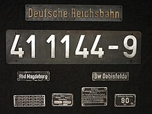 Lokschild, gelaufener Schildersatz incl. Führerstandsbeschilderung, u. a. Kesselfrist als Heizlok, der heutigen Museumslok 41 1144-9.