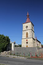 Vchod do areálu kostela Nejsvětější Trojice v Loukově