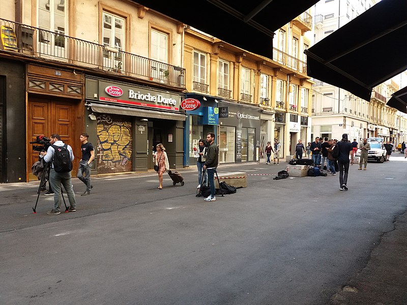 File:Lyon 2e - Rue Victor Hugo, au lendemain de l'attentat au colis piégé, il ne reste que des journalistes.jpg