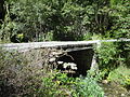 Pont au tablier construit en madriers de bois, à l'entrée du vallon de Laverq, commune de Méolans-Revel (Alpes-de-Haute-Provence).