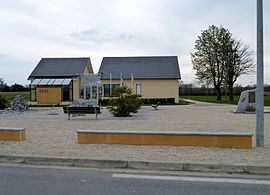 Mairie et monument aux morts d'Auriac (Pyrénées-Atlantiques).JPG