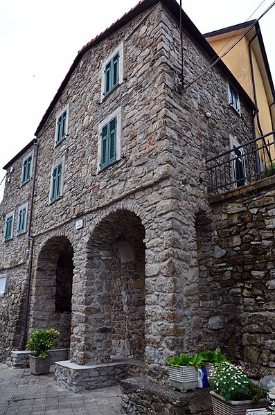 File:Maissana-palazzo del centro storico.jpg