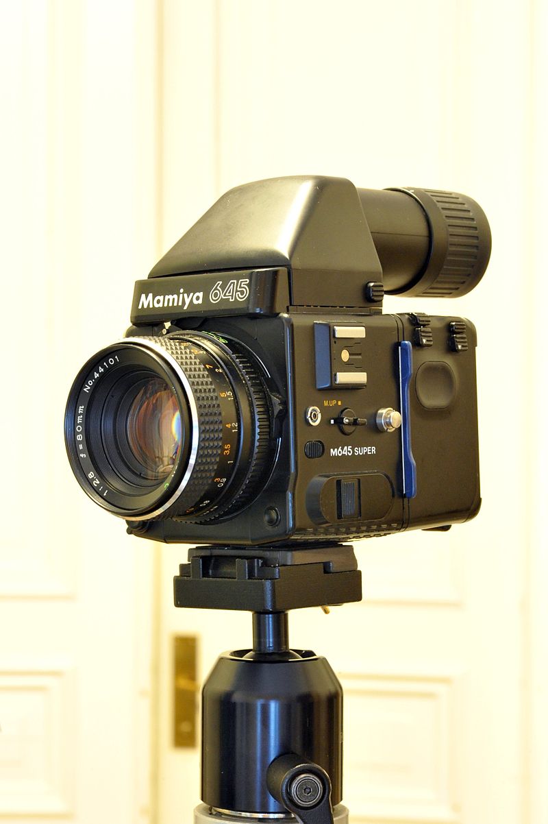 File:Mamiya 645 Super with Mamiya Sekor 80mm f2.8 lens.jpg