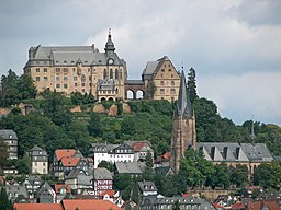 Das Marburger Schloss von Süden, rechts im Vordergrund die Lutherische Pfarrkirche