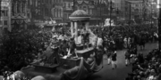 Миниатюра для Файл:Mardi Gras float with masked riders, Canal Street, New Orleans, 1927.png