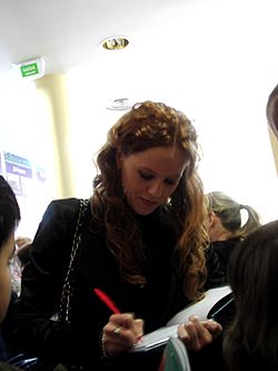 María Castro skriver autografer, 2009.