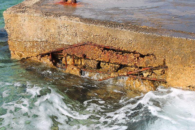 File:Maslinica, beton korodovaný působením mořské vody 02.jpg