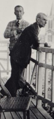 zwart-wit foto van twee mannen op het balkon