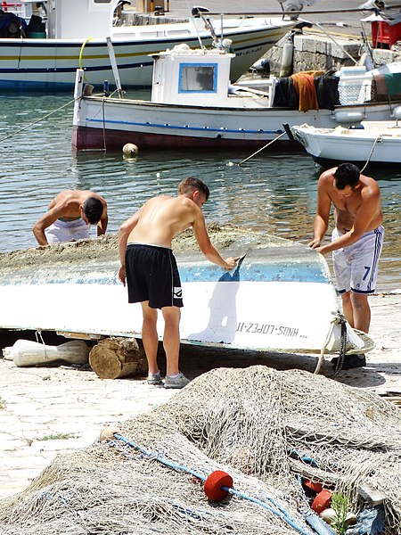 File:Men with Fishing Boats and Nets - Palma de Mallorca - Mallorca - Spain (14305016087).jpg