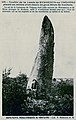 Le menhir de la lande de Kerdunus vers 1920 (Émile Hamonic précise dans le commentaire de sa carte postale la destruction par les carriers de nombreux rochers et monuments mégalithiques à Trégunc).