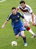 เลียวเนล เมสซี ขณะกำลังเล่นให้ฟุตบอลทีมชาติอาร์เจนตินาในฟุตบอลโลก 2014