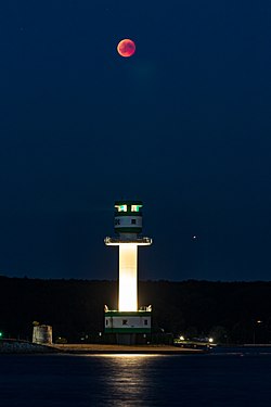 Der Leuchtturm Friedrichsort während der Mondfinsternis vom 27. Juli 2018